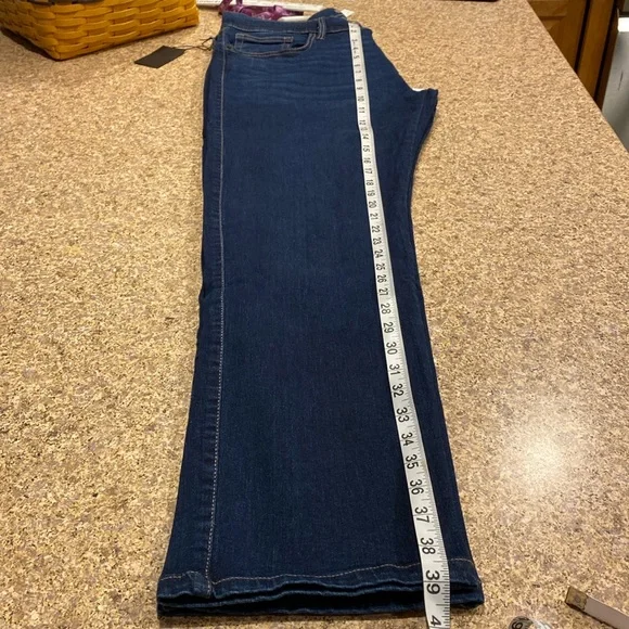 NWT Joe’s Jeans The Brixton Straight + Narrow Size 34